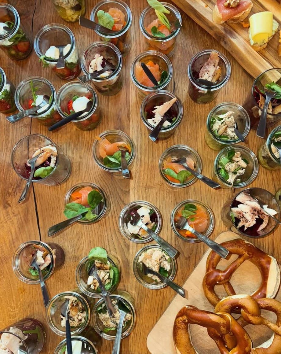 Fingerfood-Buffet in Weckgläsern mit Brezeln im Klein&Fein