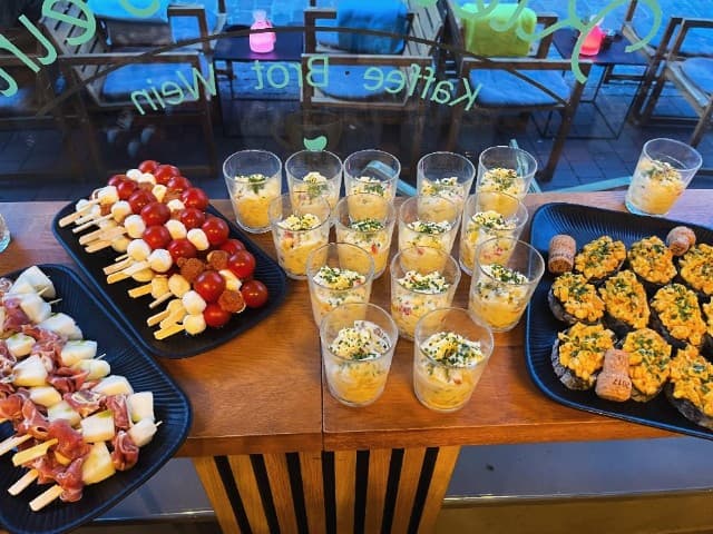 Fingerfood-Platten und Spieße am Schaufenster im Klein&Fein