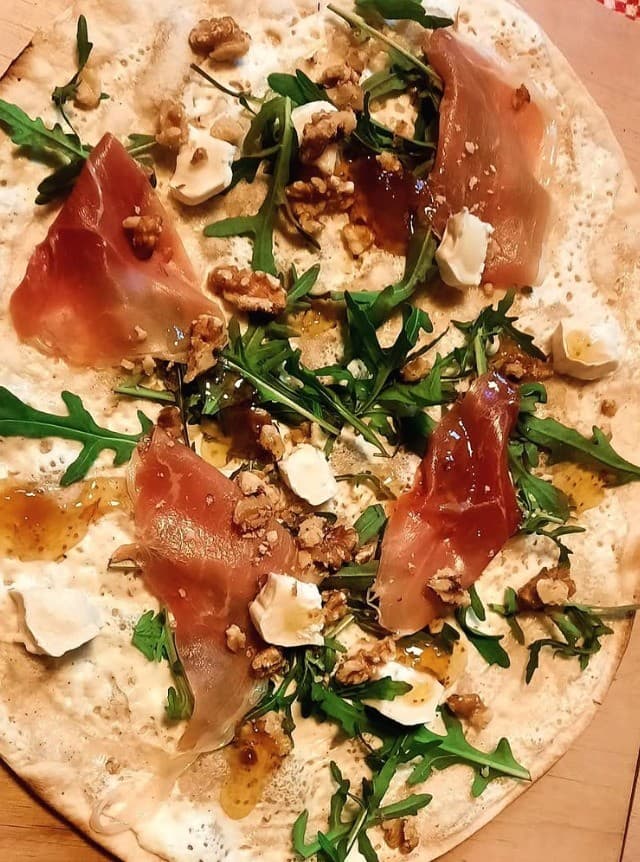 Flammkuchen mit Rucola, Serranoschinken, Ziegenkäse und Walnüssen
