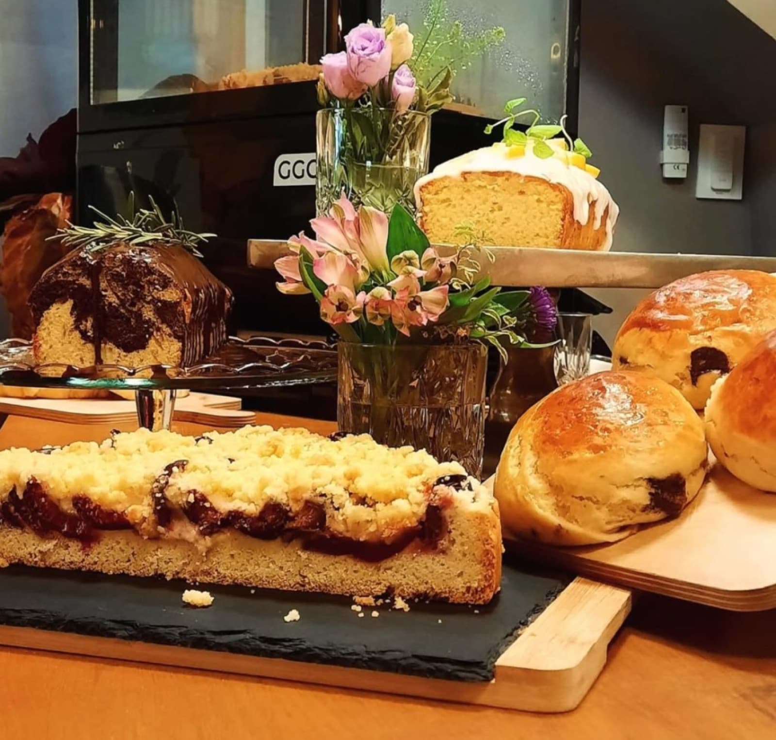 Hausgemachte Kuchen, Streuselkuchen und Scones