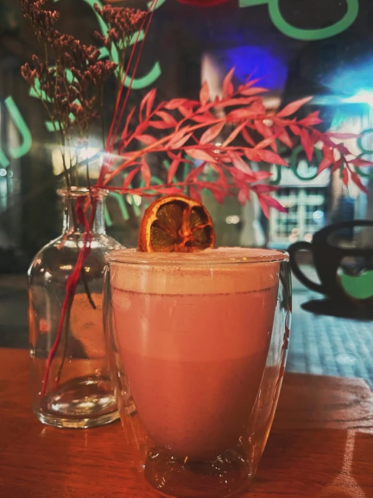 Hausgemachter Drink mit getrockneter Orange