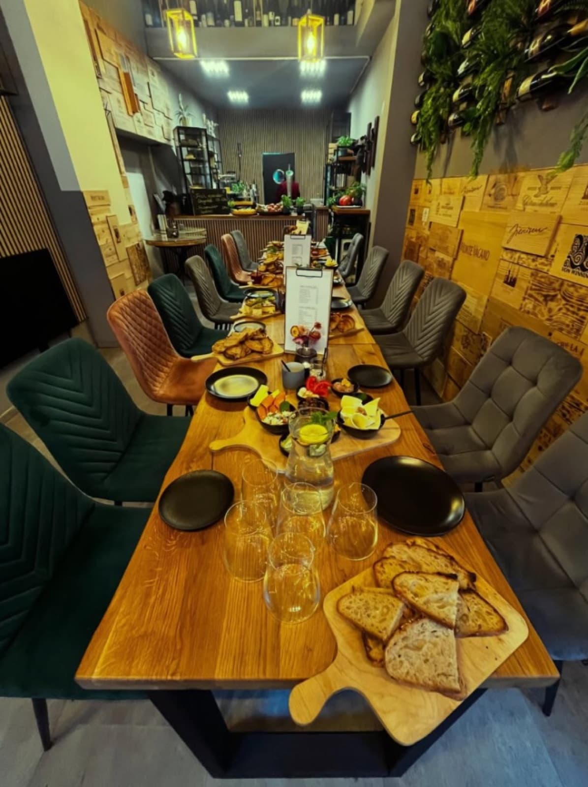 Lange gedeckte Tafel mit Frühstücksbrettern im Klein&Fein