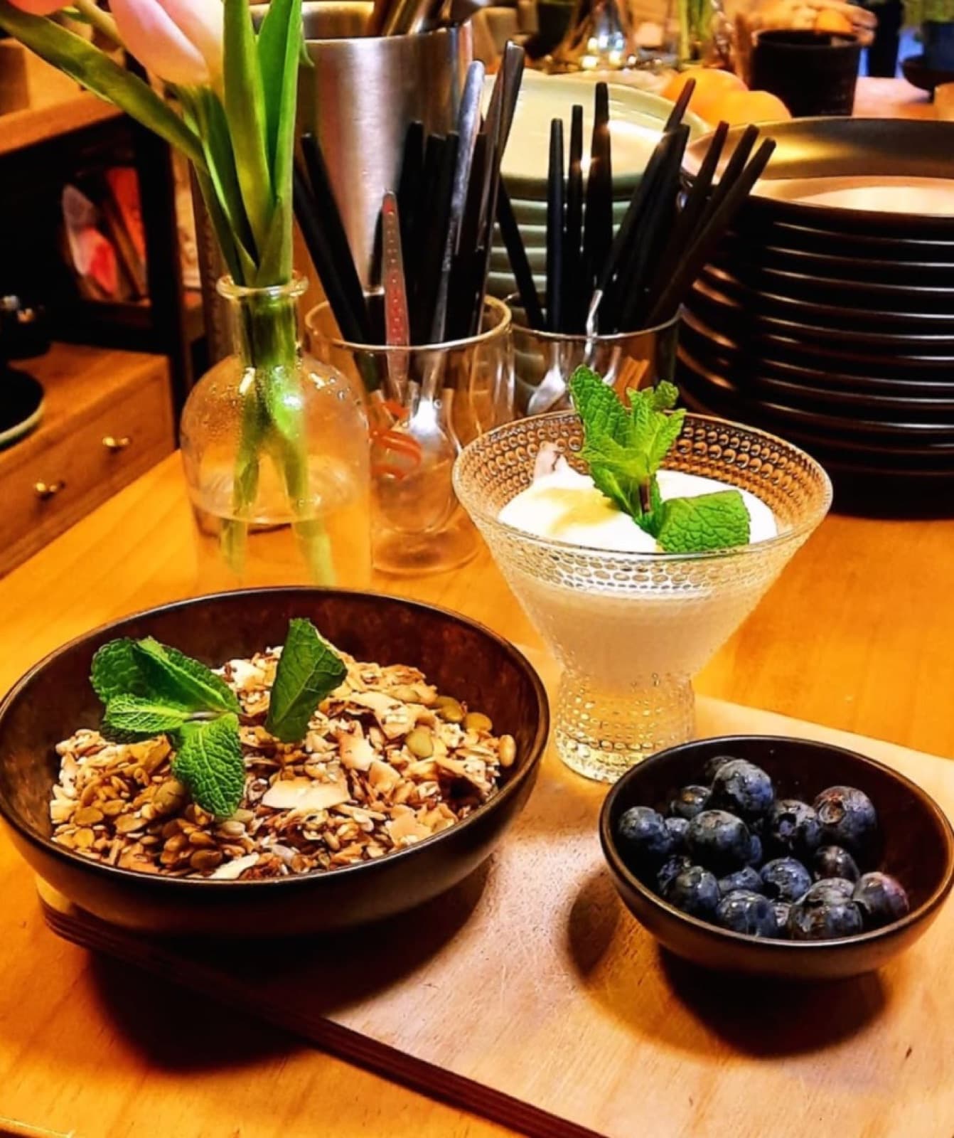 Hausgemachtes Granola mit Joghurt und Blaubeeren