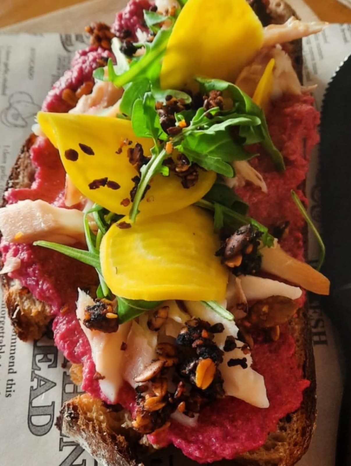 Stulle mit Roter Bete, Räucherfisch und gelber Bete